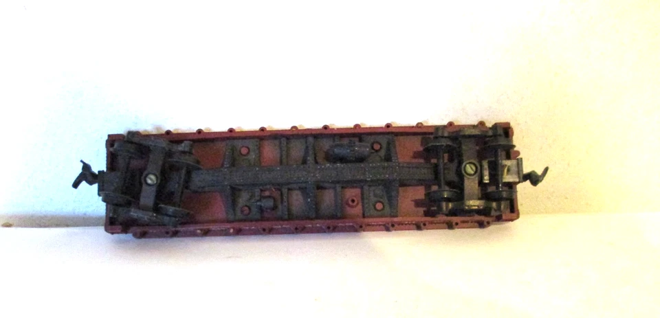 Vintage HO Varney 40' Flat Car with Varney metal sprung trucks - Image 4 of 4