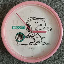 Antike funktionierende rosa Snoopy Wanduhr Te...