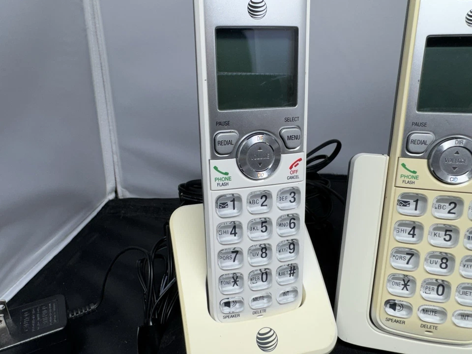 Sistema de contestador digital para teléfono inalámbrico AT&T con 3 teléfonos modelo EL52345 Foto 2 de 4