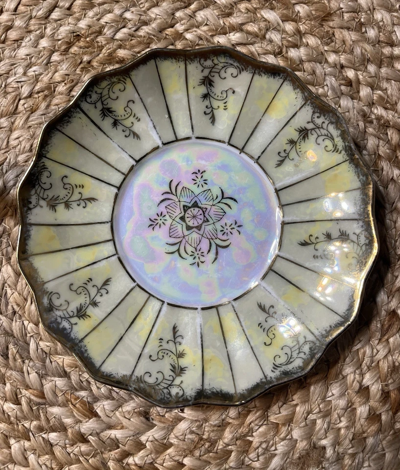 Taza y platillo de té de porcelana con patas nacaradas amarillas Royal Sealy de colección Foto 4 de 4