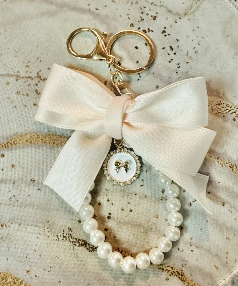 Chaveiro Vintage com Laço de Fita e Pérola Feminino Menina Ouro Branco Ferragem NOVO - Imagem 2 de 2