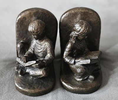 0619)  2 Buchstützen Buchhalter  Ein lesendes Paar  1,7 Kilo  ca 13 x 10 cm