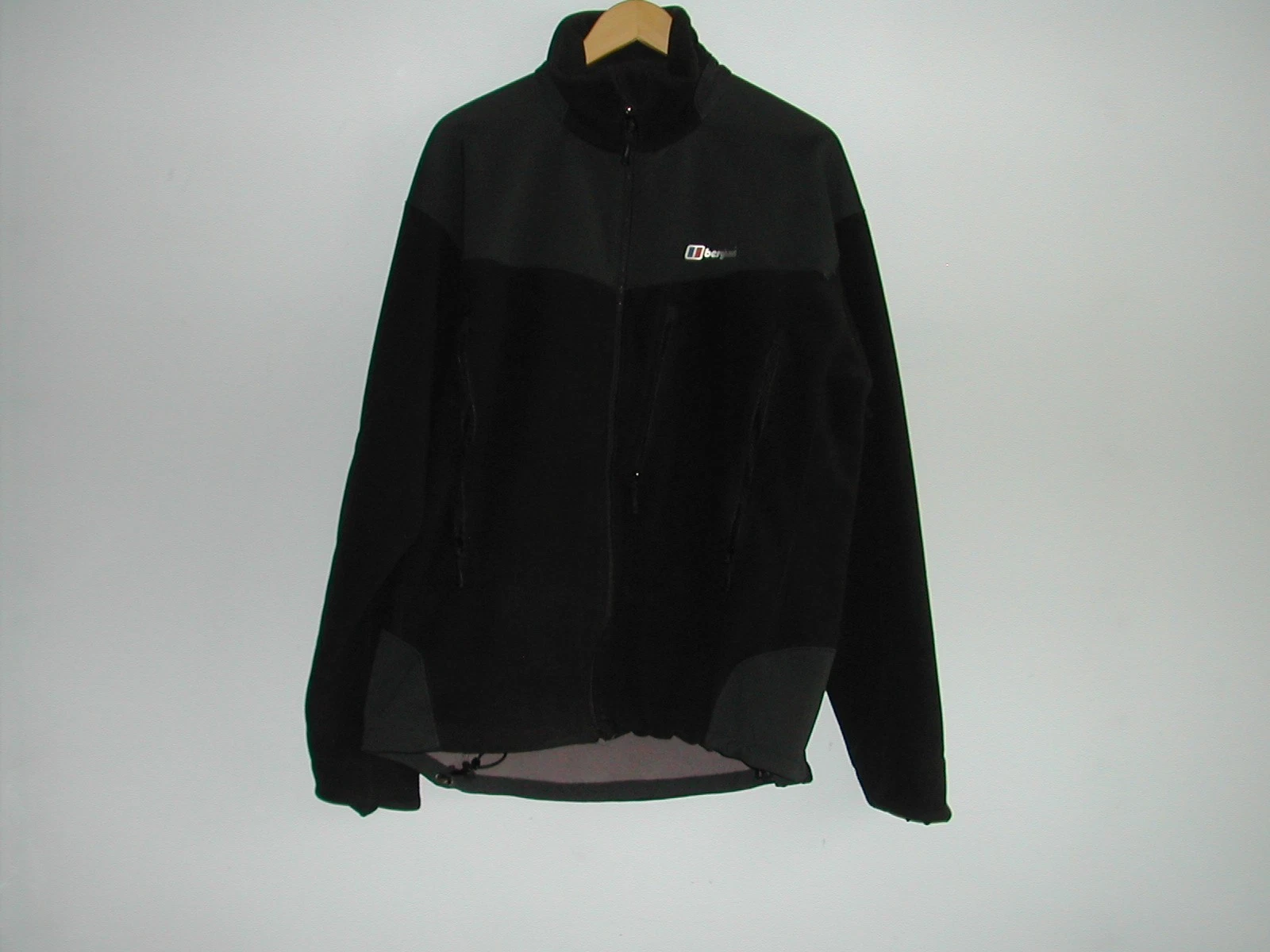 GENTS BERGHAUS FLEECE JACKET - WINDSTOPPER - BLACK - LARGE SIZE - HARDLY WORN