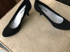 Easy Street Women's Classic Pump Heels, Size 8, Closed Toe, Standard, New W/Box