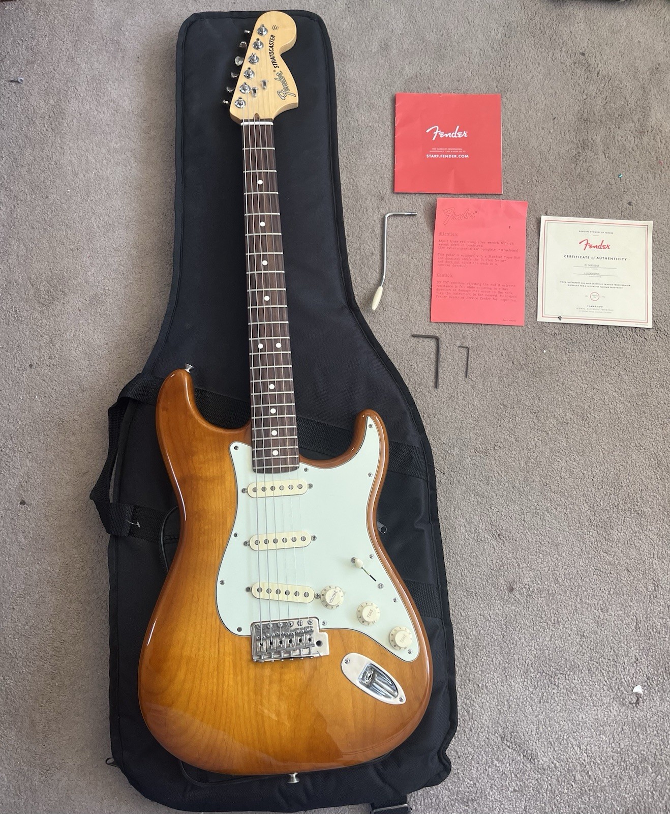 Fender American Performer Stratocaster with Rosewood Fretboard Electric Guitar