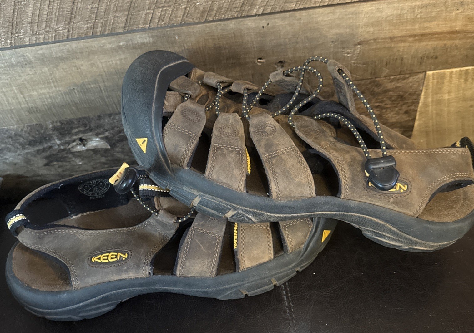 Sandali Keen Newport in pelle da uomo taglia 10 punta chiusa impermeabili scarpe da trekking marroni