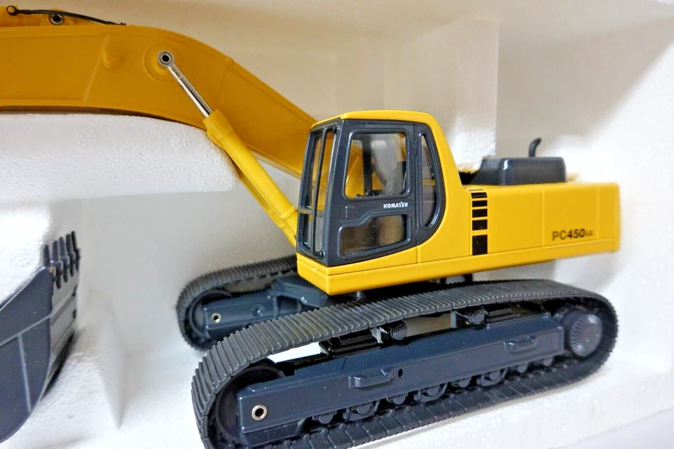 JOAL 194 KOMATSU PC450LC-6 EXCAVATOR W/RUBBER TRACKS  1:32 SCALE N.I.B. - Image 4 of 4