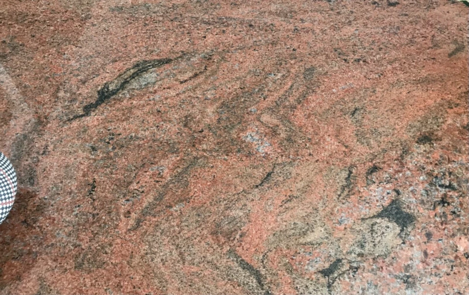 Impresionante mesa de cóctel de granito hecha a medida sobre base de hierro plateado cepillado/talla grande Foto 2 de 4