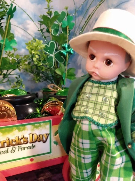 Madame Alexander Dolls 8"  St Patrick's Day  DIORAMA - Image 4 of 4