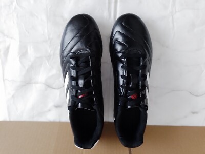 Adidas Kinder Jungen schwarz & weiß Astroturf Fußballschuh Größe UK 5 .gebraucht.