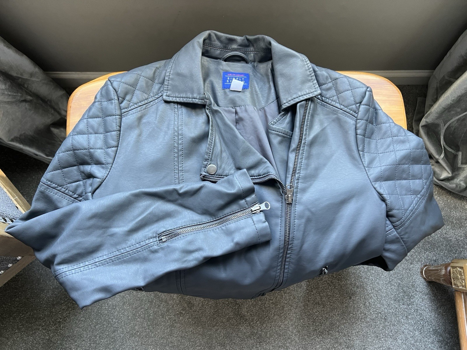 simply styled Gray jacket Medium Diagonal Zip Poc… - image 4