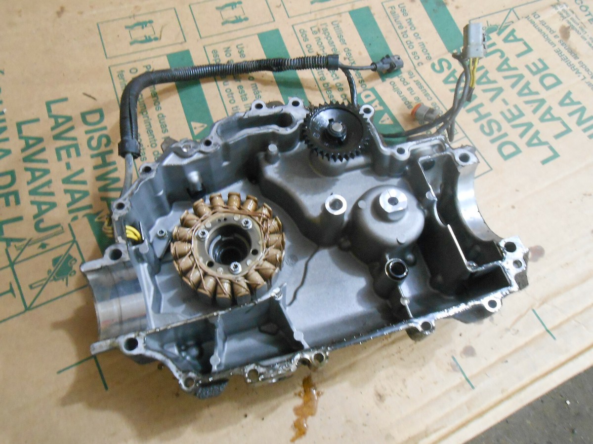Bombardier Outlander 400 XT 2005 05 generator stator magneto cover 