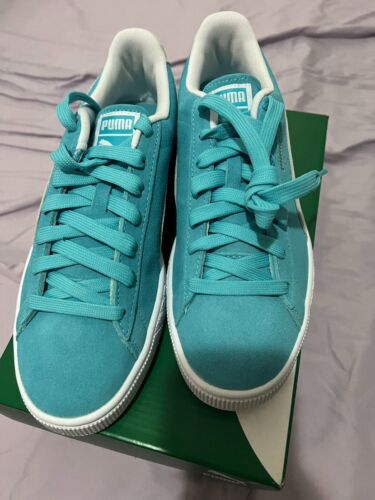 Với sự kết hợp mới lạ giữa phong cách thời trang và kiểu dáng giày sneaker, PUMA Maersk Suede Shoes tạo nên phong cách riêng cho người sử dụng. Chất liệu chất lượng cao đã được chọn lọc kĩ càng để mang lại sự bền bỉ và tiện lợi. Hãy đến với hình ảnh sản phẩm để cảm nhận sự độc đáo của đôi giày này.