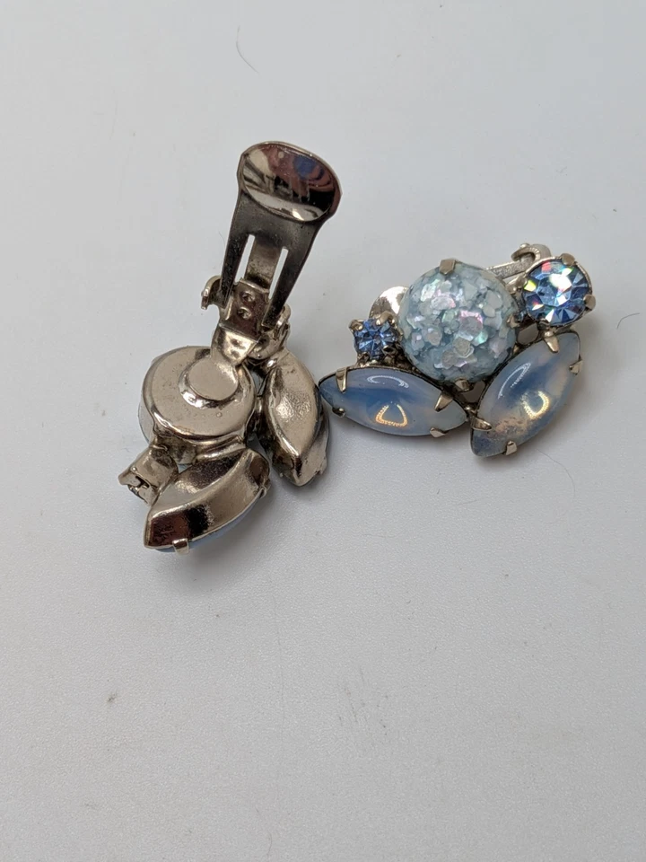 Pendientes de clip de cabujones de vidrio artístico redondo y marqués azul Juliana años 60 de colección  Foto 4 de 4