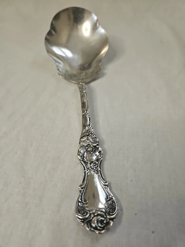 Cuchara de bayas florales R. Wallace 1835 plateada  Foto 2 de 4