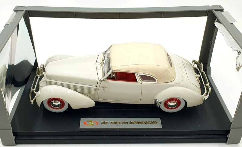 Signature 1/18 Scale Diecast 18112 - 1937 Cord 812 Supercharged - White - Image 4 of 4