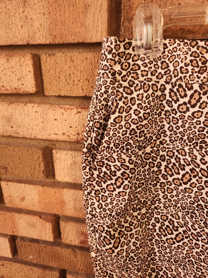 Falda recta Liz Claiborne leopardo talla 4P lápiz estampado animal debajo de la rodilla midi Foto 2 de 4