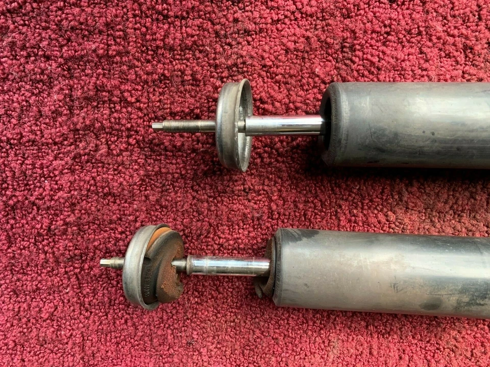  BMW 128I 135I E88 OEM 08-13 SET REAR LEFT & RIGHT STRUT SHOCKS - Image 2 of 4