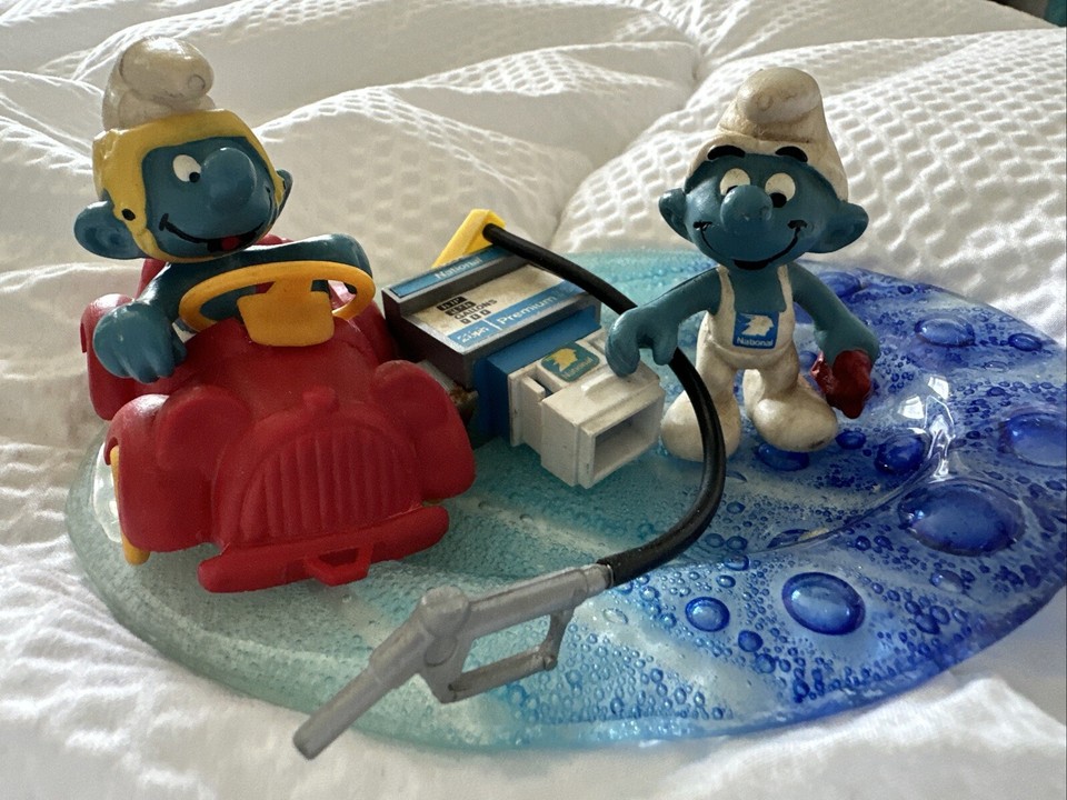 Vintage SUPER SMURF 40210 RED CAR / THIN WHEELS Petrol Pump And Smurf
