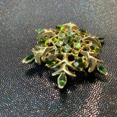 Vintage Prong Set Tri Tone Green Rhinestone Gold Tone Brooch 1.75" Signed Cora - Picture 11 of 12