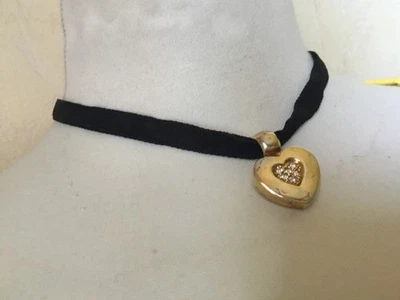 Collier ras de cou pendentif coeur strass PIERRE CARDIN en bon état. - Photo 1/4