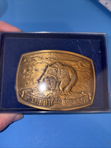 VINTAGE 1982 #1 Brown Bear SMITH & WESSON Brass BELT BUCKLE - Picture 4 of 4