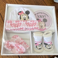 Disney Baby Minnie Mouse Layette Set 0-3 Months Pink 4 Piece Hat Socks Mittens