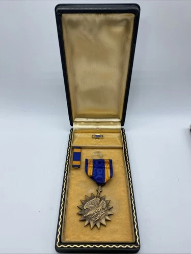 Vintage WW2 Military US Army Air Corps Medal And Bar - Eagle & Lightning Bolts