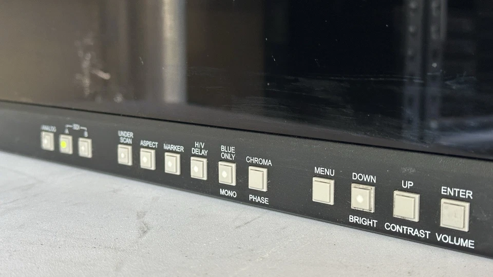 Monitor LCD TVLogic LVM-242W 24" Multiformato Broadcast Foto 3 de 4