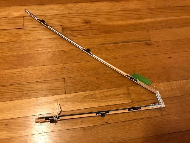 Moldagem superior de janela quarto Ford Mustang 1979 - 1982 NOS LH D9ZZ-61297-A - Imagem 2 de 3