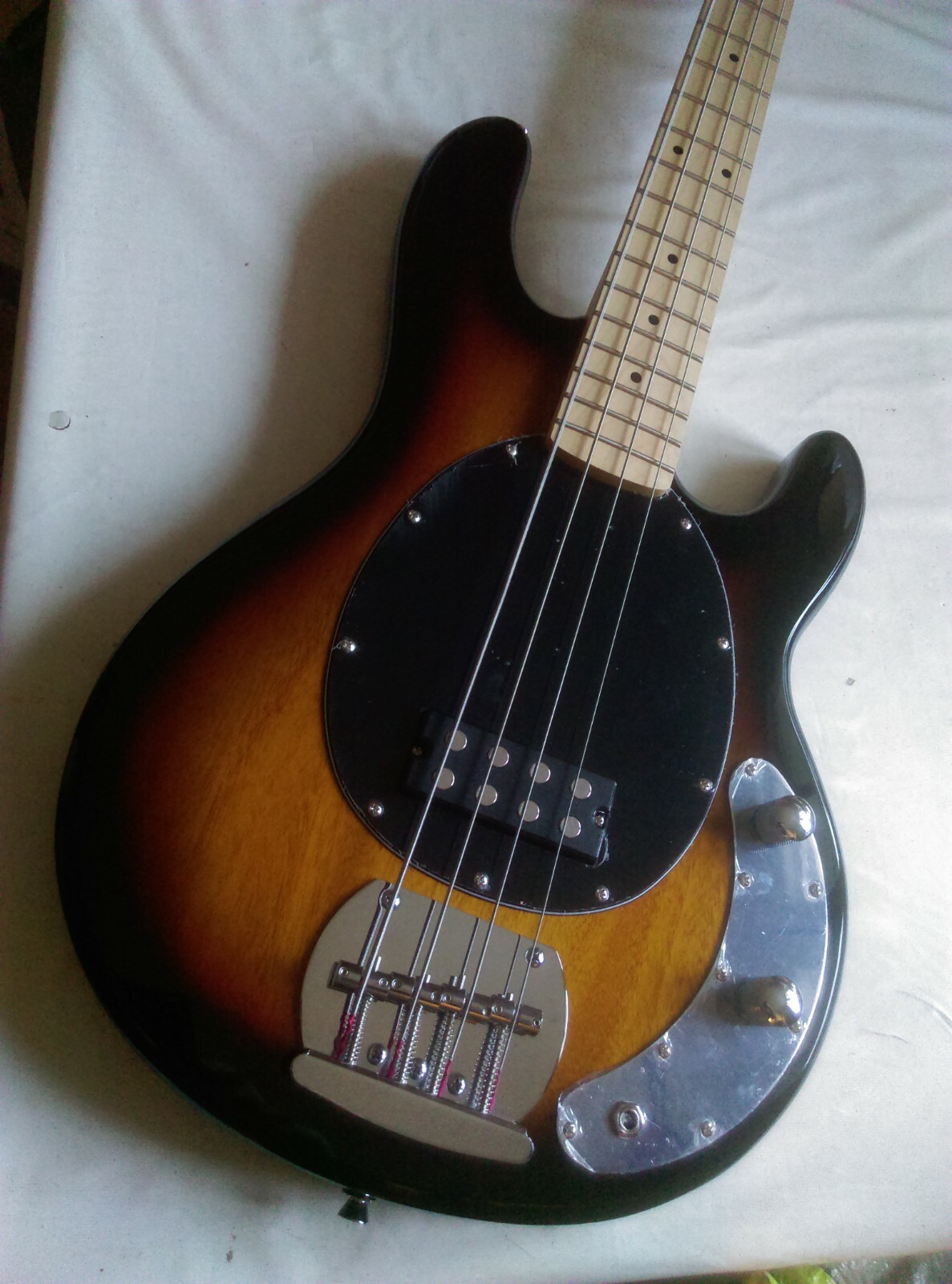 Guitare basse Chapel sunburst 4/4 pour éviter les fausses notes des instruments d'occasion