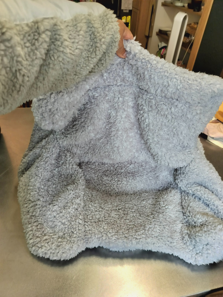 Coup Moyen Enfant Assis Sur Une Chaise De Sac De Haricots | Photo Gratuite