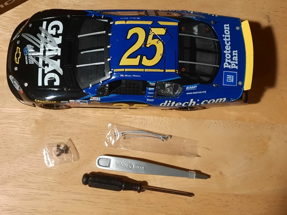Brian Vickers 2005 #25 GMAC Team Caliper Nascar Owner's 1:24 Auto Autograph - Image 2 of 4