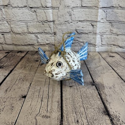 Weiß blaue Flossen Volkskunst bemalt Kugelfisch Kokosnuss Muschel Ornamente hängend