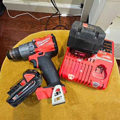 Milwaukee M18 FUEL Brushless 1/2'' Hammer Drill/Driver w/2 Bat+Chg