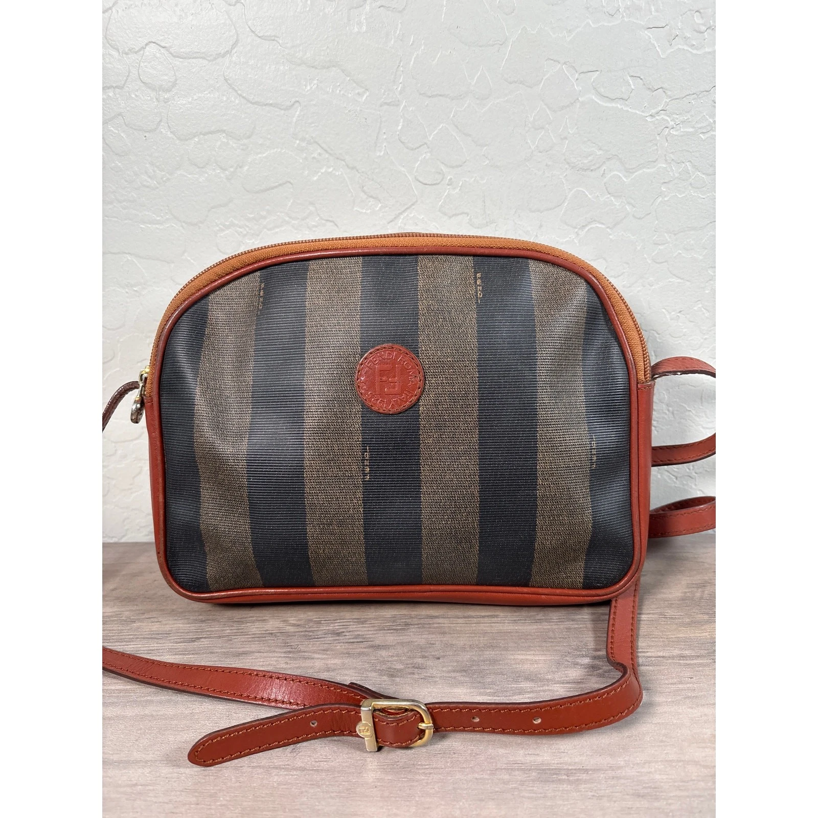 Borsa a tracolla Fendi vintage Pequin a righe marrone e tela spalmata nera