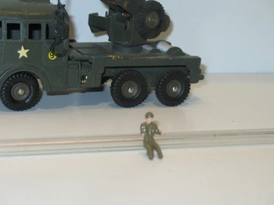 R05, DINKY TOYS 1 soldat plastique sans pieds spécial grue / dukw militaire - Photo 1/4
