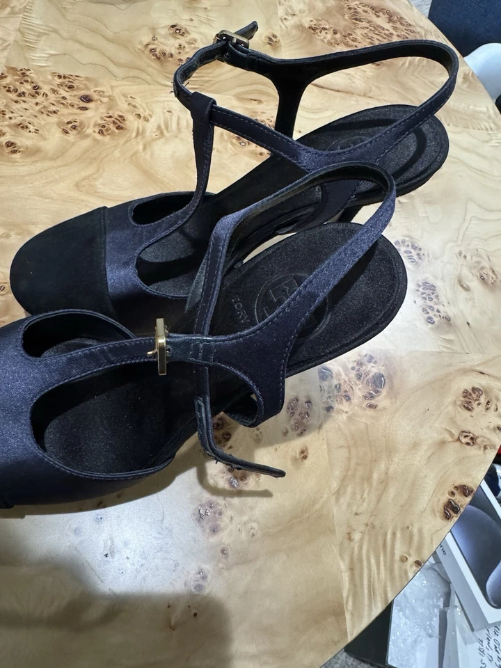 Zapatos de salón Tory Burch azul marino satinado, gamuza y cuero con correa en T con puntera negra talla 8 Foto 3 de 4