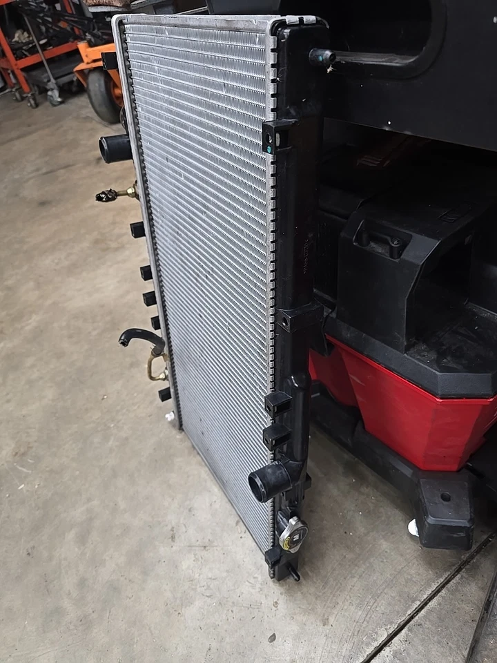 Почти новый радиатор из 06 Chrysler Sebring - Изображение 4 из 4