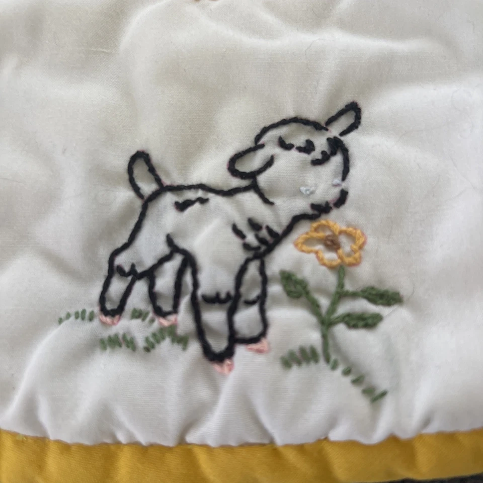 Babero bebé vintage cordero amarillo negro bordado punto de cruz acolchado gris Foto 2 de 4