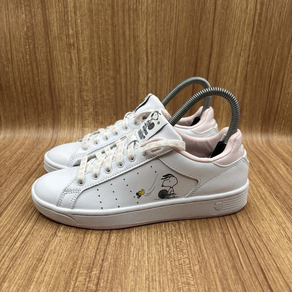 Tenis para mujer K-Swiss X Peanuts Snoopy & Woodstock talla 6 con cordones de acento Foto 3 de 4