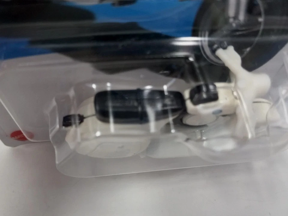Nueva motocicleta Hot Wheels Vespa 90 SS Super Sprint 2024 blanca # 177 Foto 3 de 4