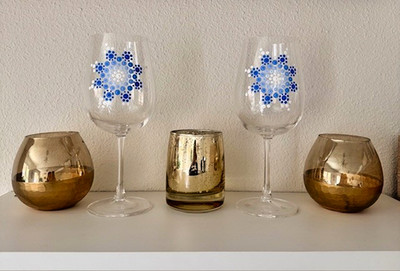 Juego de 2 Copas de vino pintadas a mano con diseños de mandalas. 68cl c/u.