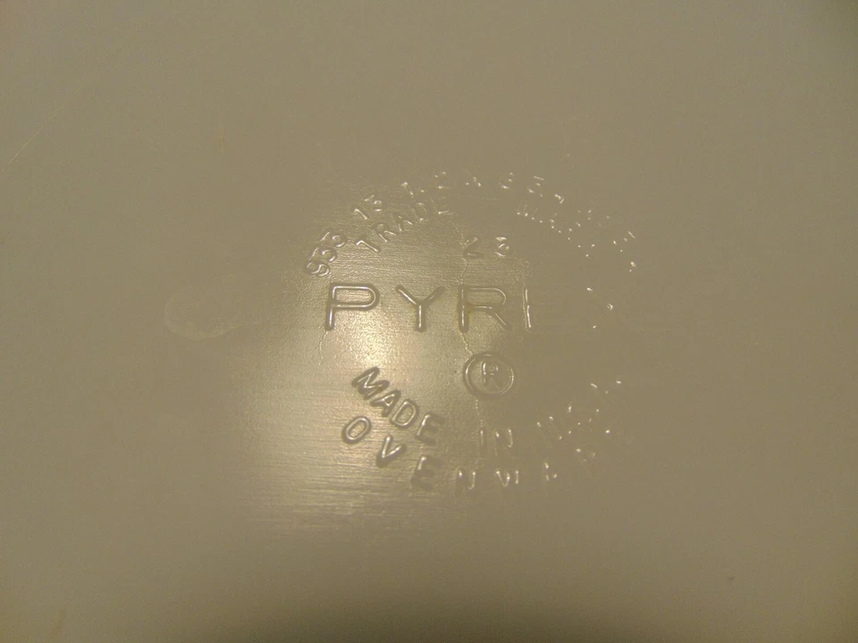 Pyrex Green Oblong Baking Pan Vintage Mint Condition - Image 3 of 3