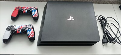 Sony PlayStation 4 Pro 1TB Spielkonsole - Schwarz inkl. Kabeln und 2 Controller 