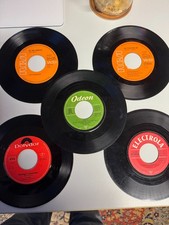 24 Single Schallplatten ab 1960, u.a. Elvis , Beatles