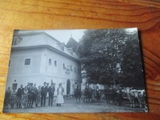 POSTKARTE4952 MIT FOTO WOHNHAUS KIRCHE PFERDE UND KUH GESPANN UND BEWOHNER