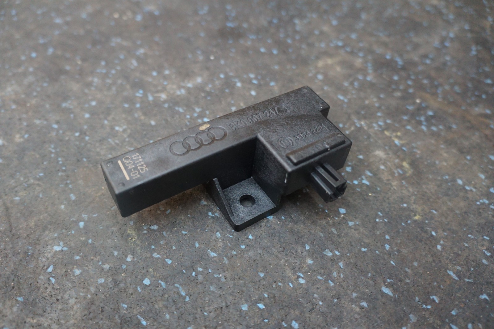 Keyless Entry Sensor OEM 8K0907247 Audi R8 2018
