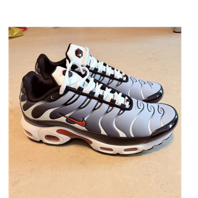 Nike Air Max Plus TN Herren Sneaker Grau Schwarz Weiß Rot EU 43 atmungsaktiv
