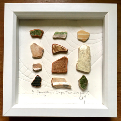 Gerahmte Mudlarking Pottery Shards Art - Tower Bridge, London - OOAK - 20 x 20 cm